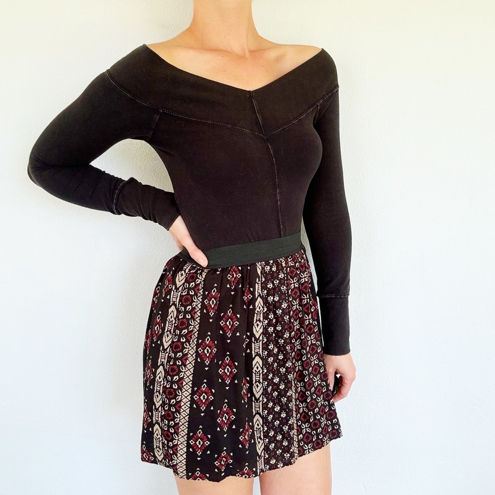 Hollister black red tribal print skater style mini skirt size XS